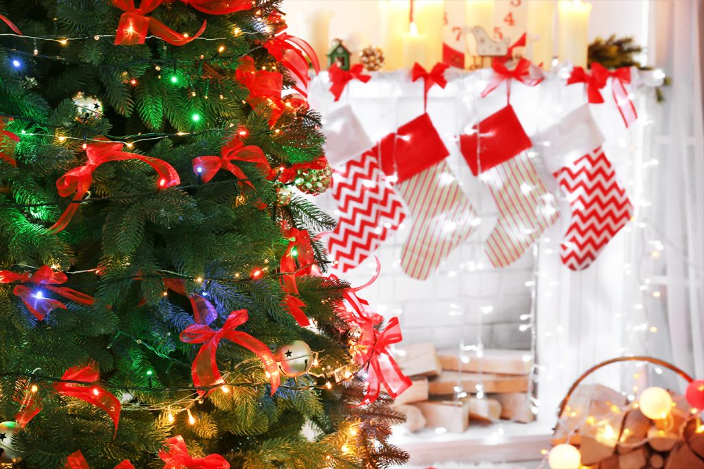 Arbol navideño con botas y luces navideñas